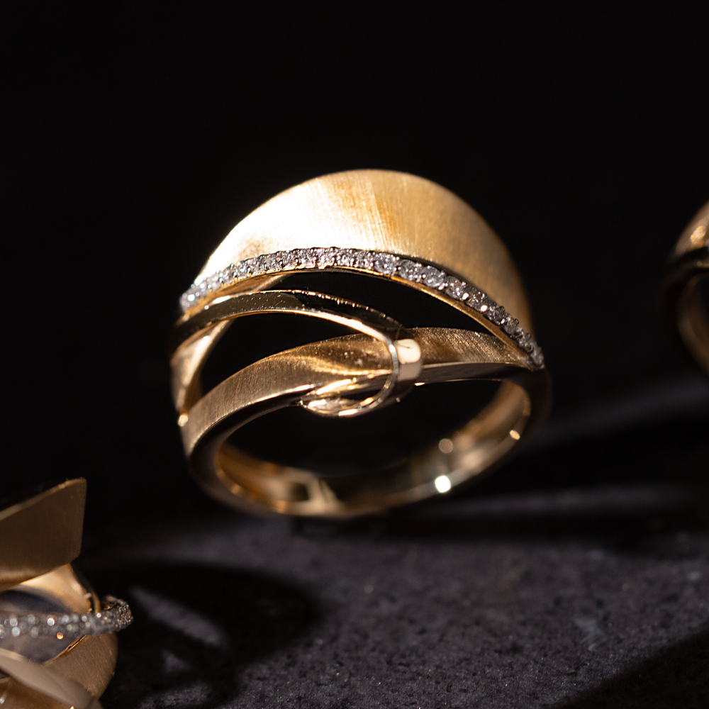 Anel Vértice em Ouro Amarelo com Diamantes