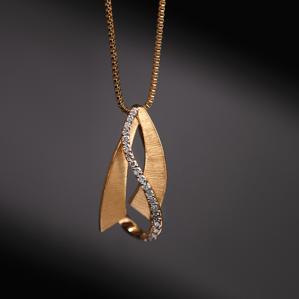 Pingente Vértice em Ouro Amarelo com Diamantes