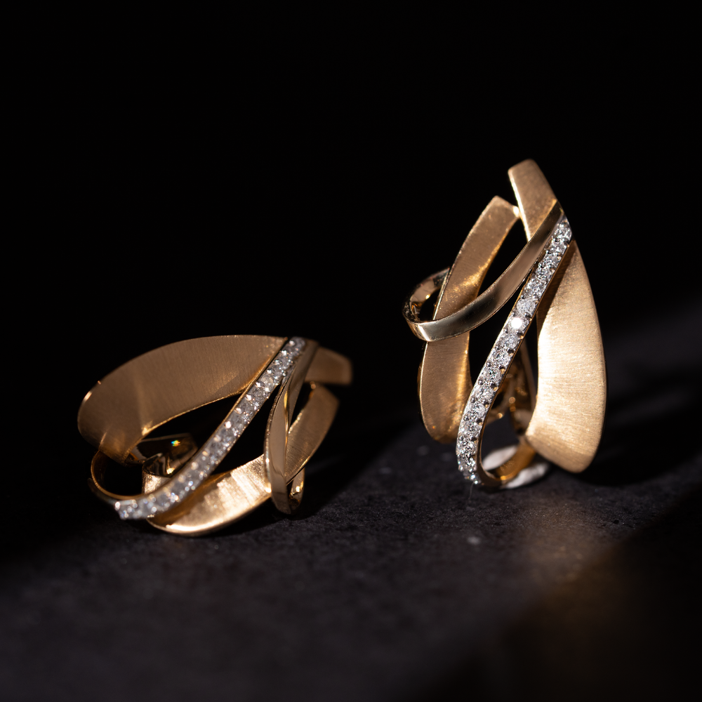 Brinco Vértice em Ouro Amarelo com Diamantes