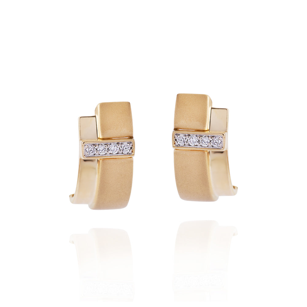 Brinco Linear em Ouro Amarelo com Diamantes