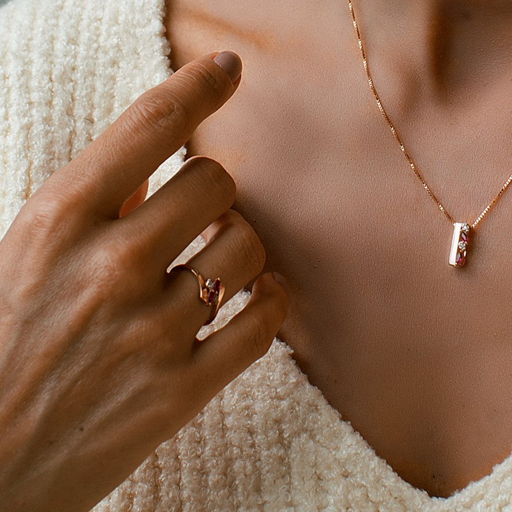 Anel Dengo em Ouro Rosé com Rubis e Diamantes