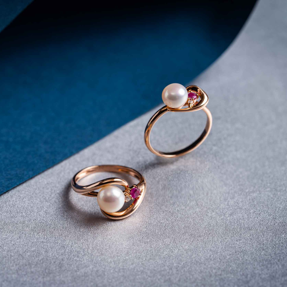 Anel Novel em Ouro Rosé, Pérola, Rubi e Diamante